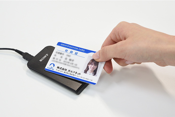 ICカード認証機能 写真1 カードタッチで認証可能