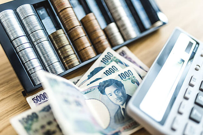 飲食業界の課題_売上額や客数低迷のイメージ